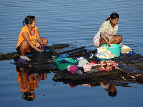 Kukama women wash clothes in the river that also provides water for drinking, cooking and bathing. (Photo: Radio Ucamara) 