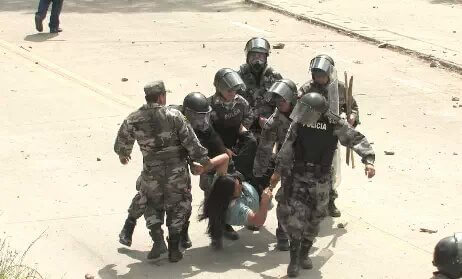 An indigenous woman being carried by seven soldiers (Photo: CONAIE)
