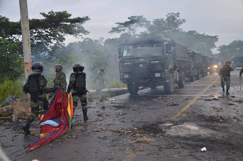 The military holding the indigenous flag (Photo: CONAIE)