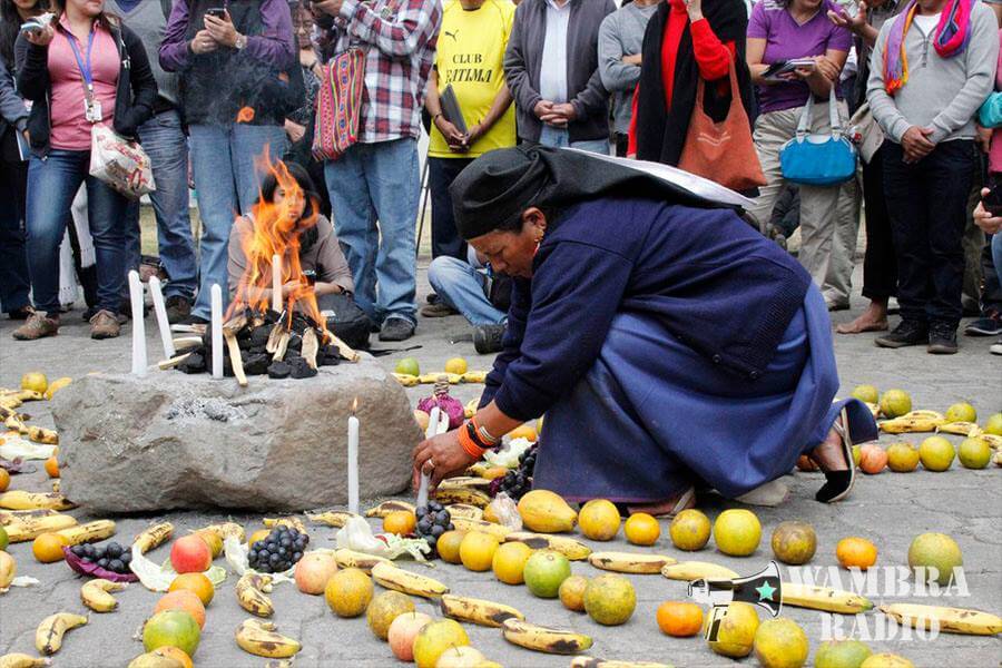 In the Parque del Arbolito in Quito, a woman performs a ceremony for the indigenous who have been detained. (Photo: Wambra Radio)