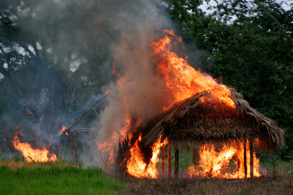 Homes in the community of Barrio La Revolucion are burned and destroyed by personnel hired by the Guatemalan Nickel Company (CGN). (Photo: James Rodríguez/mimundo.org)