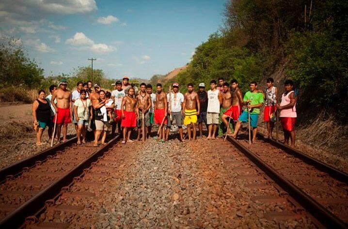 Krenak people protest on the Vitória-Minas Railroad. Photo: Reproduction. 