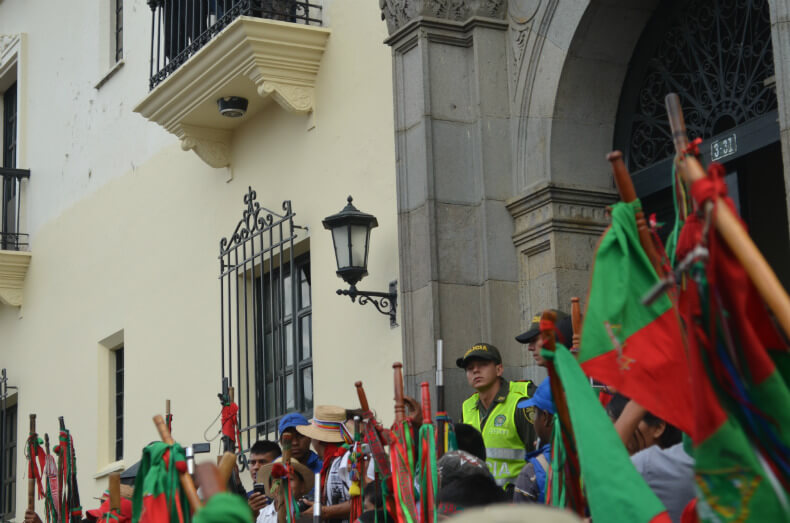 Indigenous Guards outside the Tribunal in Popayan, Cauca, demanding the liberty of Feliciano Valencia. Robin Oisín Llewellyn