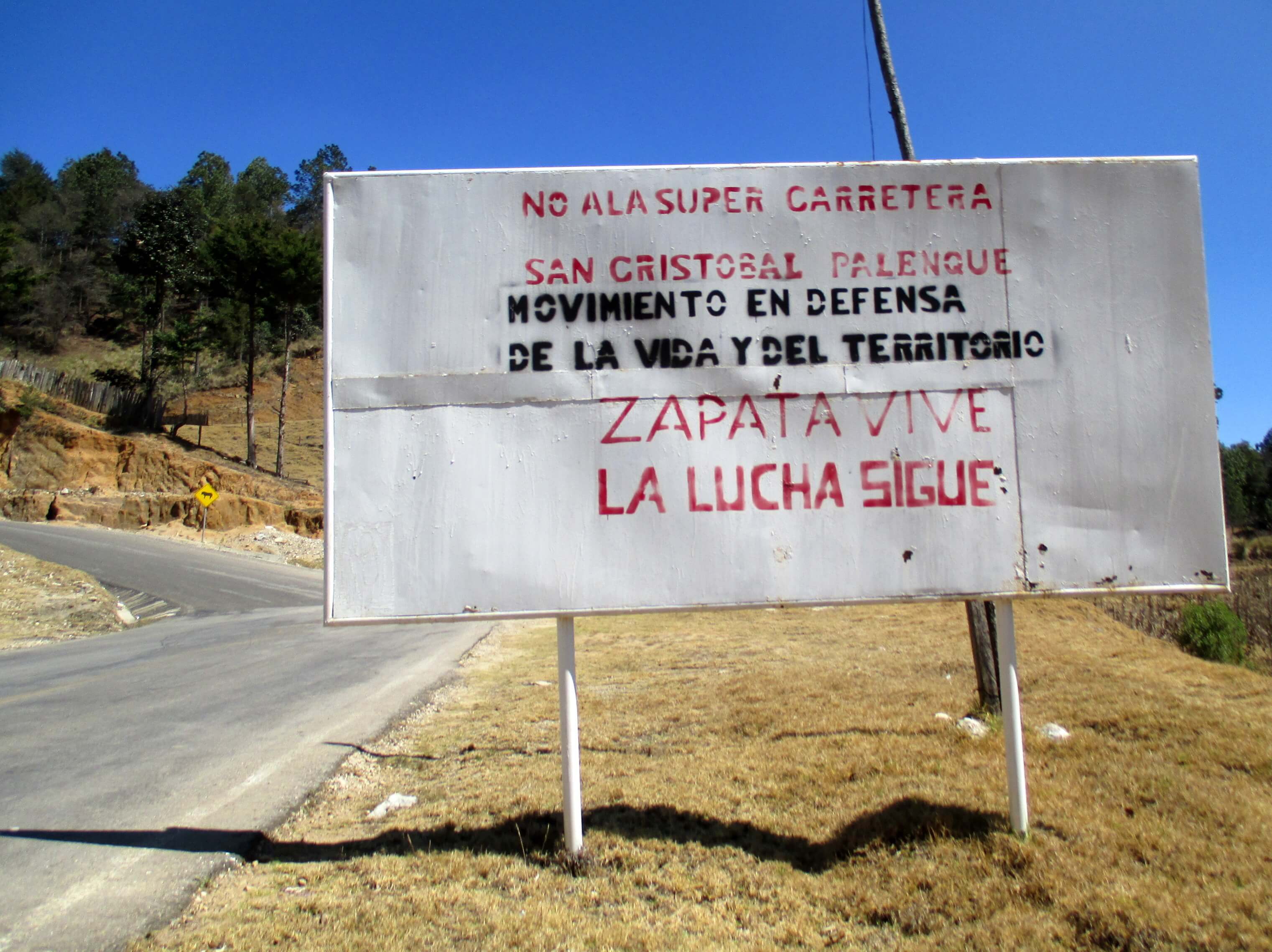 A sign along the road leading to Candelaria informs passers-by of opposition to the planned super-highway. (WNV/Sandra Cuffe)