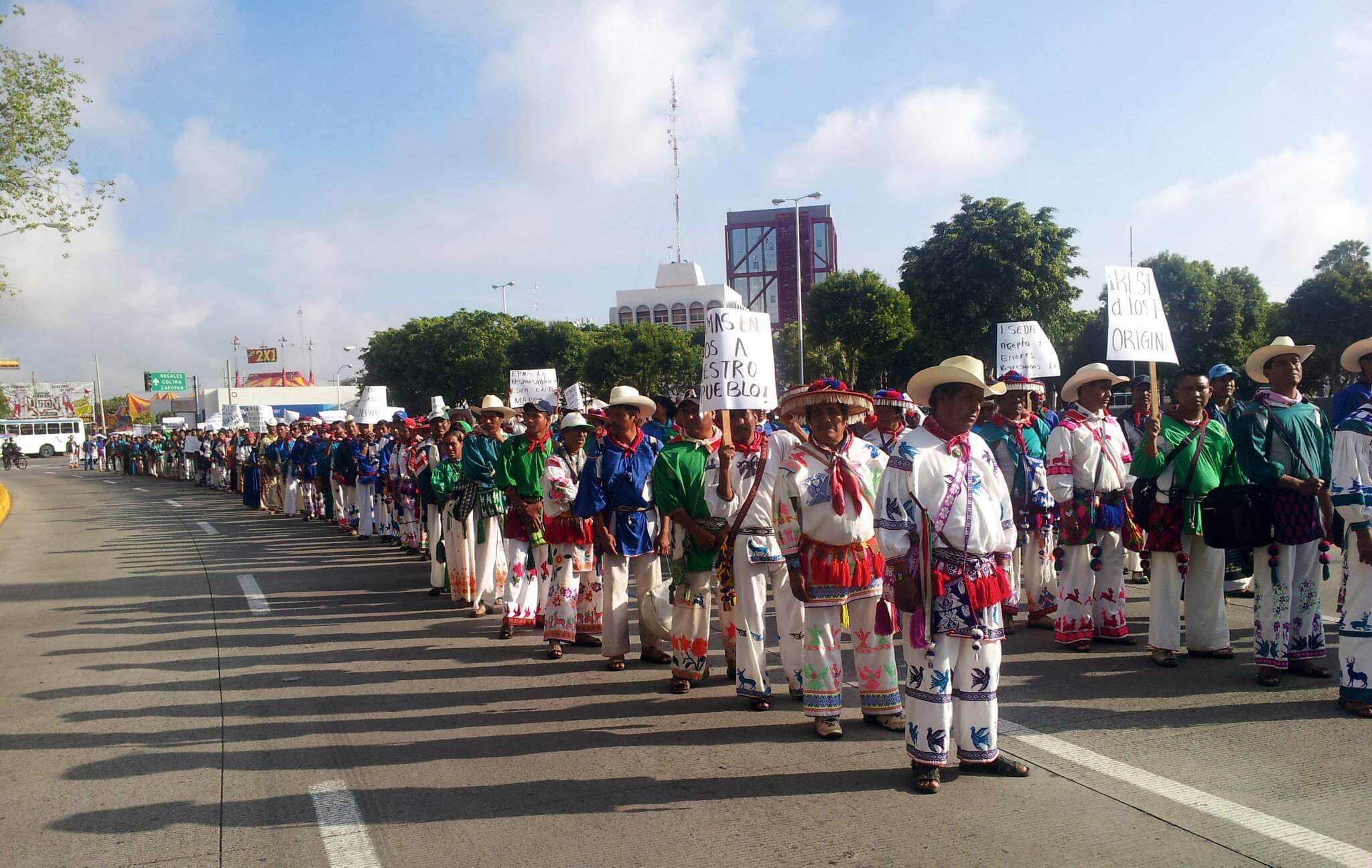 Miembros de la comunidad Wixárika de la Sierra Madre Occidental protestando por la reforma agraria en Guadalajara en 2014. Foto de las páginas de Facebook de la Comunidad de  San Sebastián(Wuaut+a).