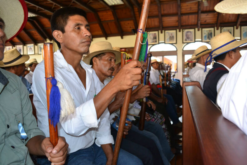 Cerca de 220 autoridades Q'eqchi ' de Copones asistieron a la audiencia en la Corte Constitucional de Guatemala en mayo de 2016; sosteniendo sus 