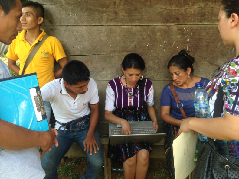 Autoridades de San Pedro Cotija (Copones) en consulta legal con las abogadas Mayas Ixquik Poz y Rosa Ixcol (agosto de 2016). Foto: Manuela Picq.