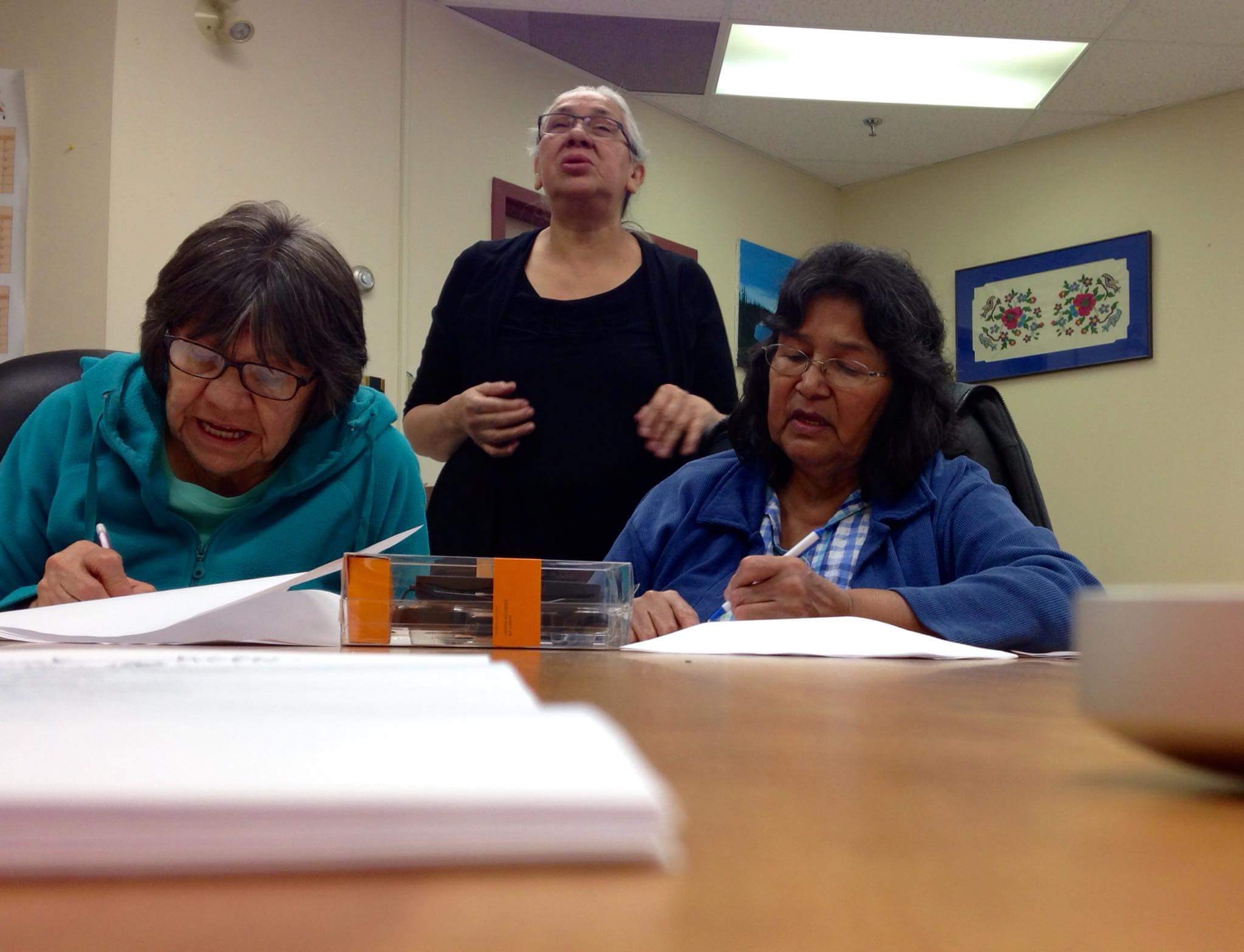 Ancianas de Moose Cree trabajando en el diccionario. Foto cortesía de Anna Luisa Daigneault, Instituto Lenguas Vivientes para Lenguas en peligro.