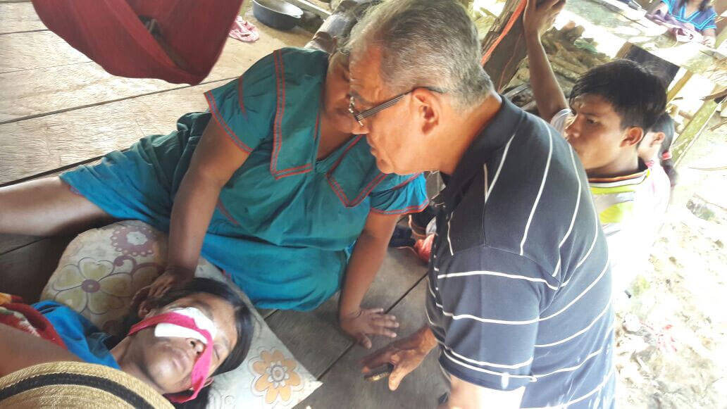 Dr. Manuel Pardo assesses the injured. Credit:  Frenadeso