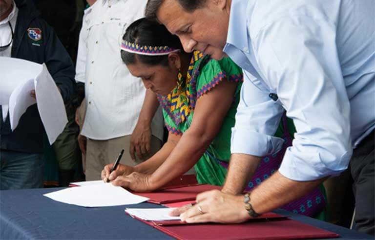 Former General Cacica Silvia Carrera and Panamanian President Juan Carlos Varela sign the recently rejected Barro Blanco agreement on August 22nd at a ceremony in Llano Tugri, the capital of the Ngäbe-Bugle comarca. Photo by Camilo Mejia Giraldo