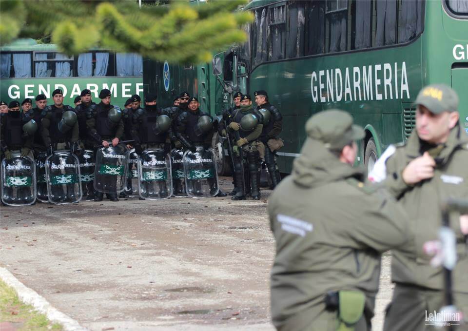The heavy police presence on the streets of Esquel during the trial of Facundo Huala. Photo by Red de Apoyo Comunidades en Conflicto MAP