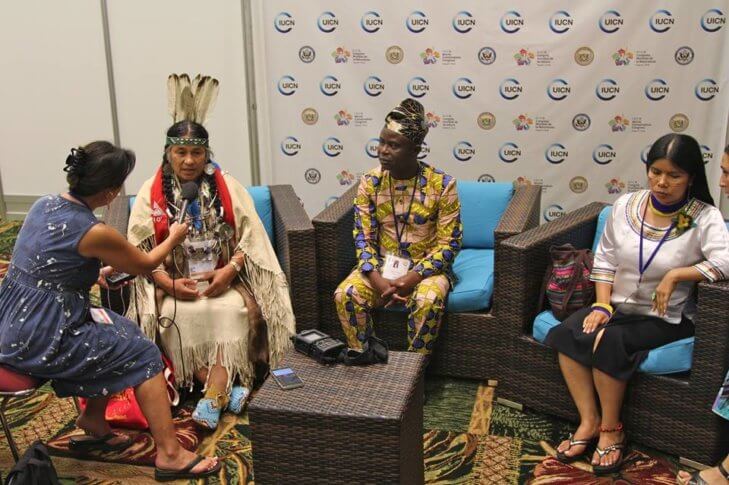 Caleen Sisk, jefe de la tribu Winnemem de EEUU y el jefe Appolinaire Ousso-Lio de Benín, siendo entrevistados en el Congreso de Parques Mundial.