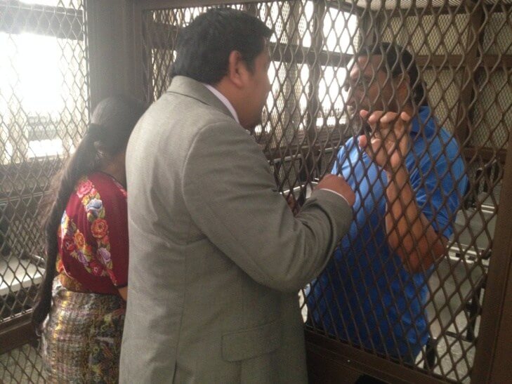 Juan Castro habla con Rigoberto Juarez antes de una audiencia.