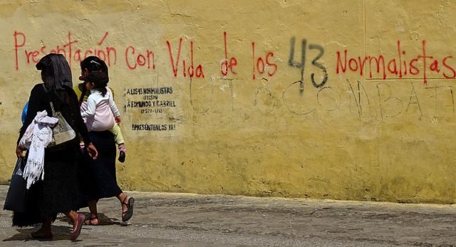 800px Indigenous Women Walk Past Pro Student Graffito San Cristobal de las Casas Chiapas Mexico (15459767350)