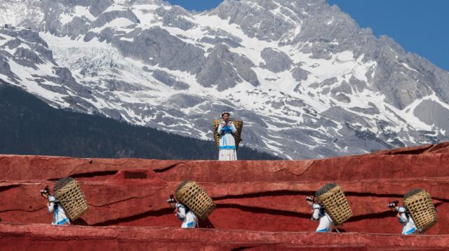 Lijiang yunnan china naxi people carrying baskets 01