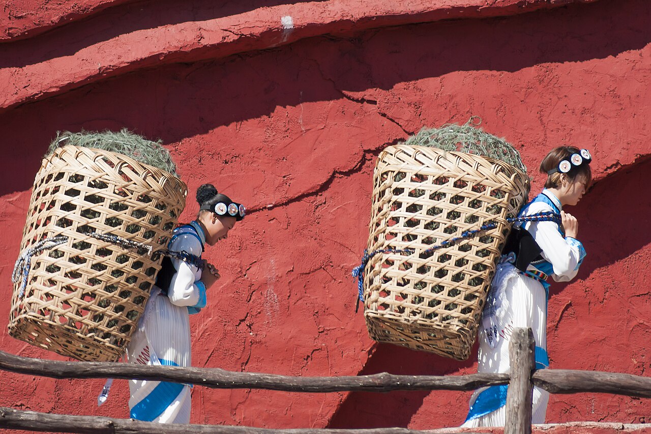Lijiang yunnan china naxi people carrying baskets 01a