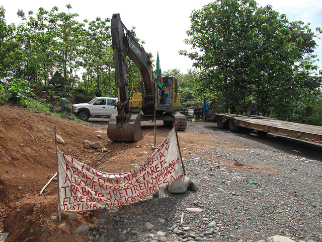 A digger on the move at the entrance to Barro Blanco