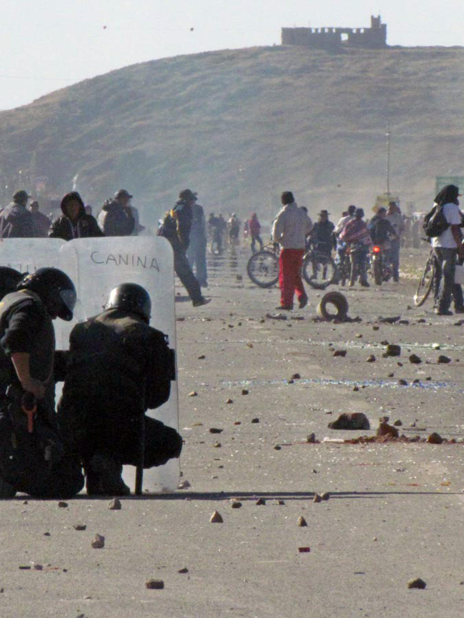 Police clash puno