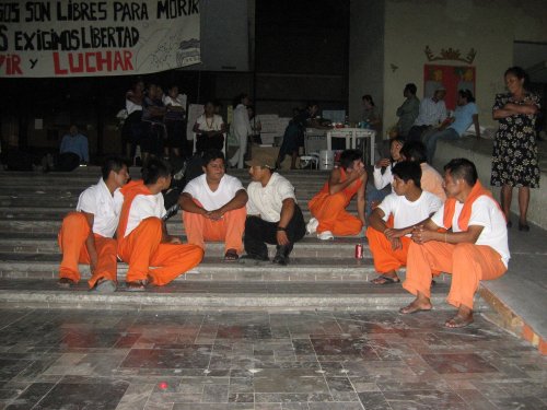 Prisonersmeetintheplantonafterbeingreleased